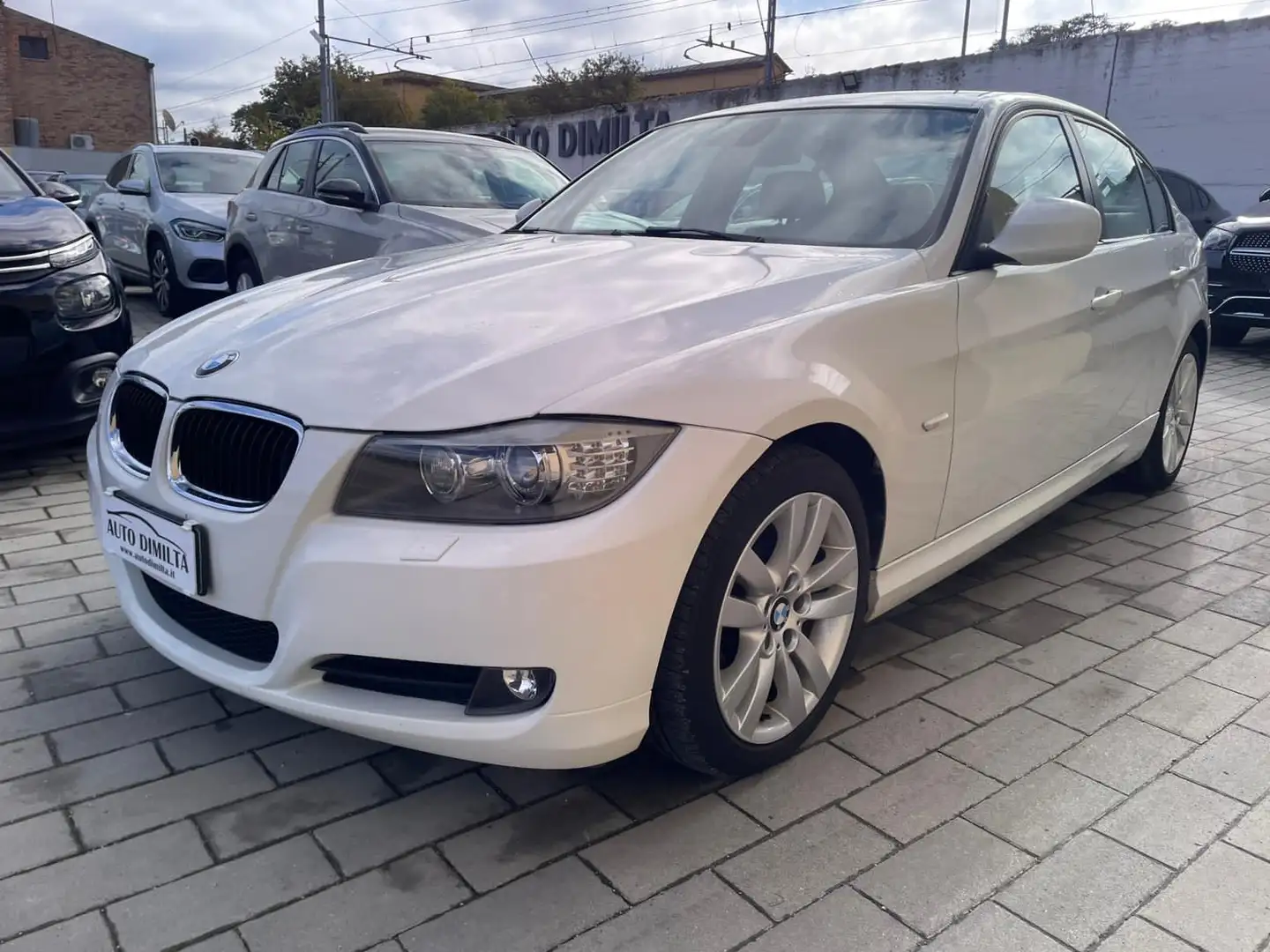 BMW 320 CATENA FATTA  320d Futura c/pelle 184cv Weiß - 2