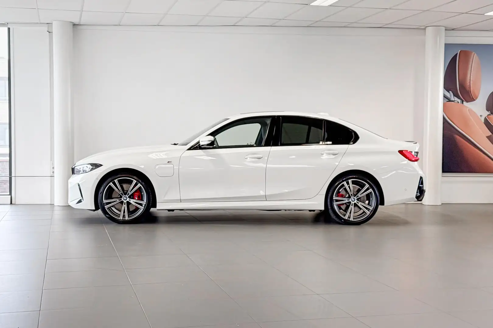 BMW 330 3 Serie Sedan 330e | M Sport | Glazen Panoramadak Wit - 2