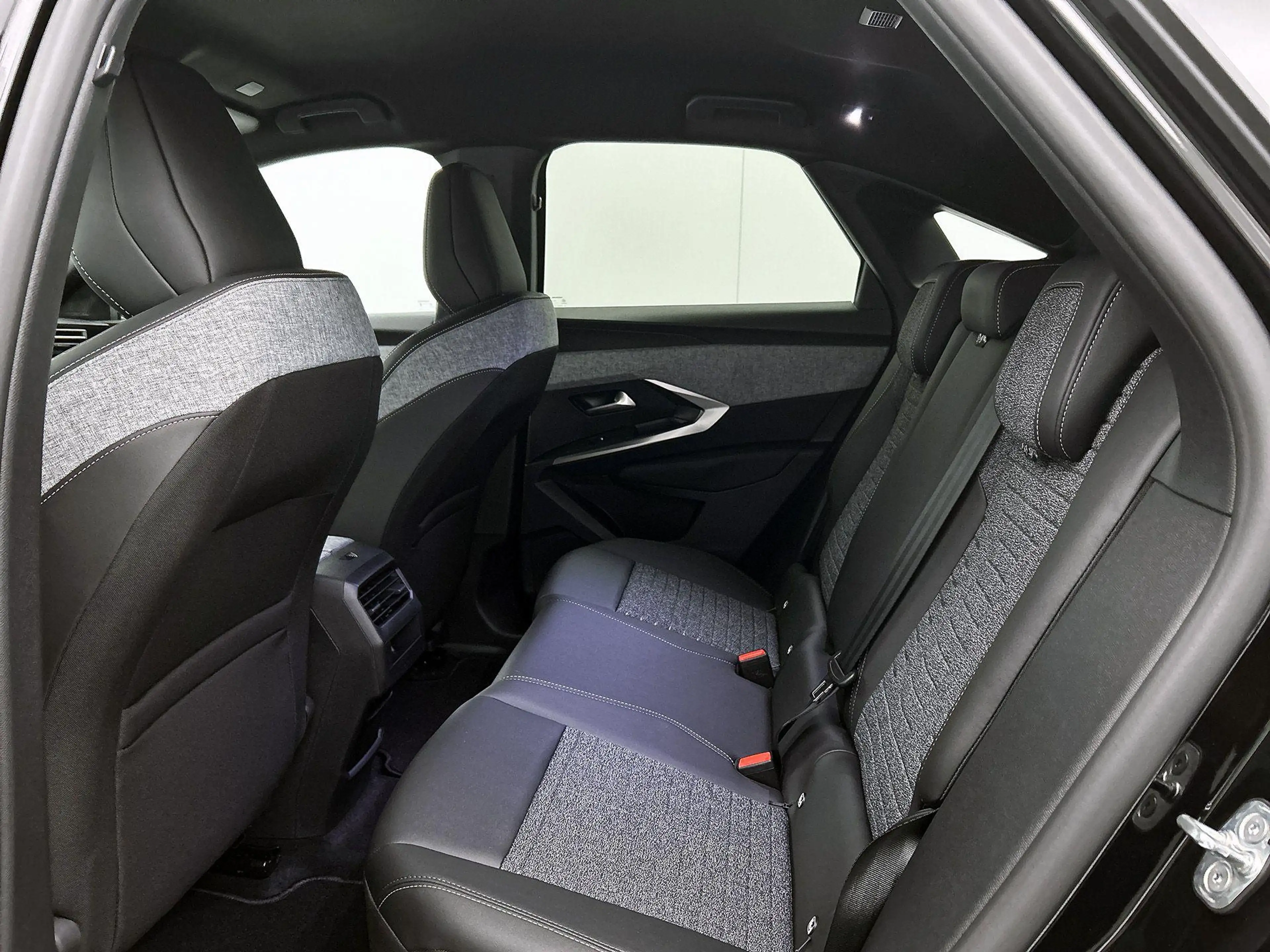 Peugeot 3008 e-3008 GT Long Range 230 97 kWh — photo 14