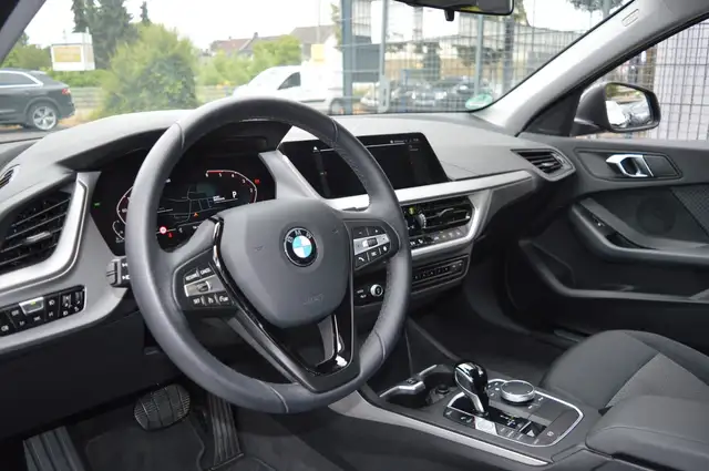 BMW 1 Series view 8