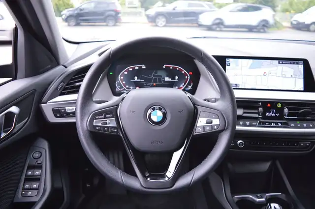 BMW 1 Series view 14