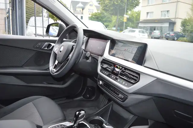 BMW 1 Series view 10