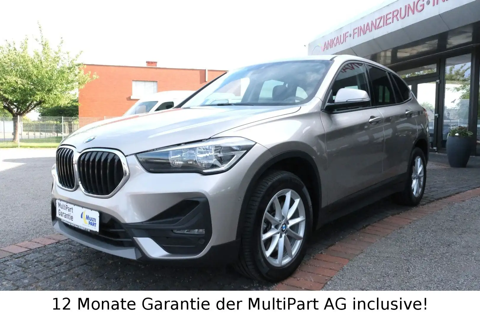BMW X1 sDrive 20 d Advantage NAVI LED PDC PANO HUD Zilver - 1