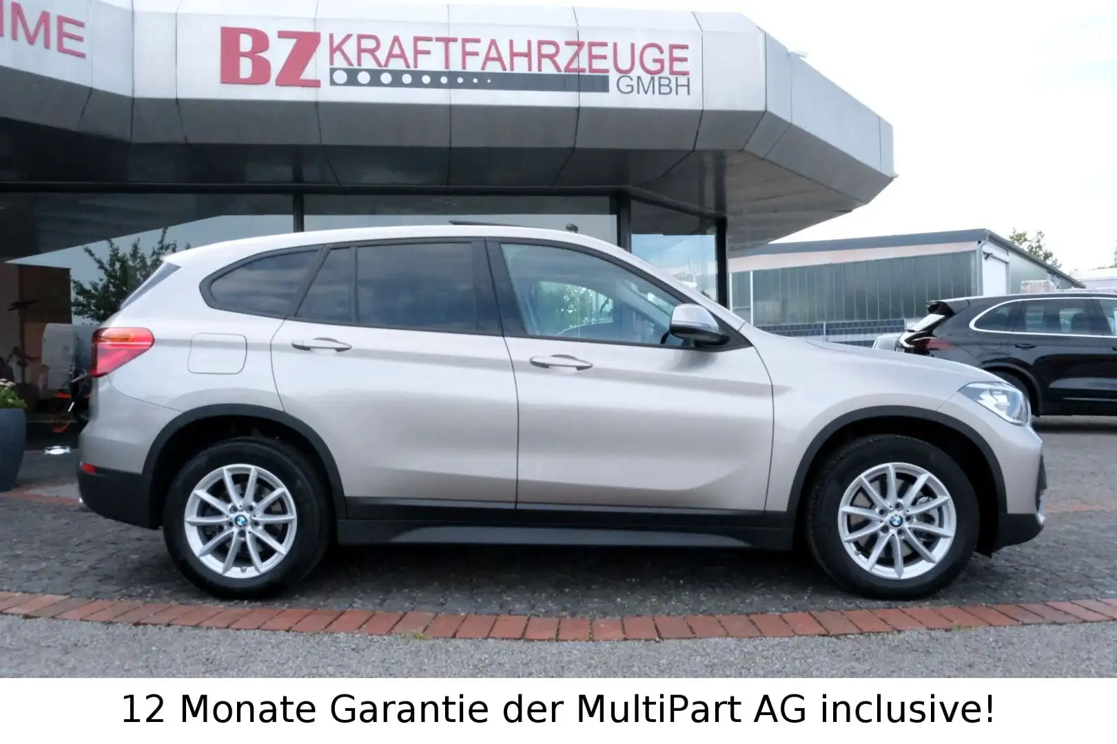 BMW X1 sDrive 20 d Advantage NAVI LED PDC PANO HUD Zilver - 2