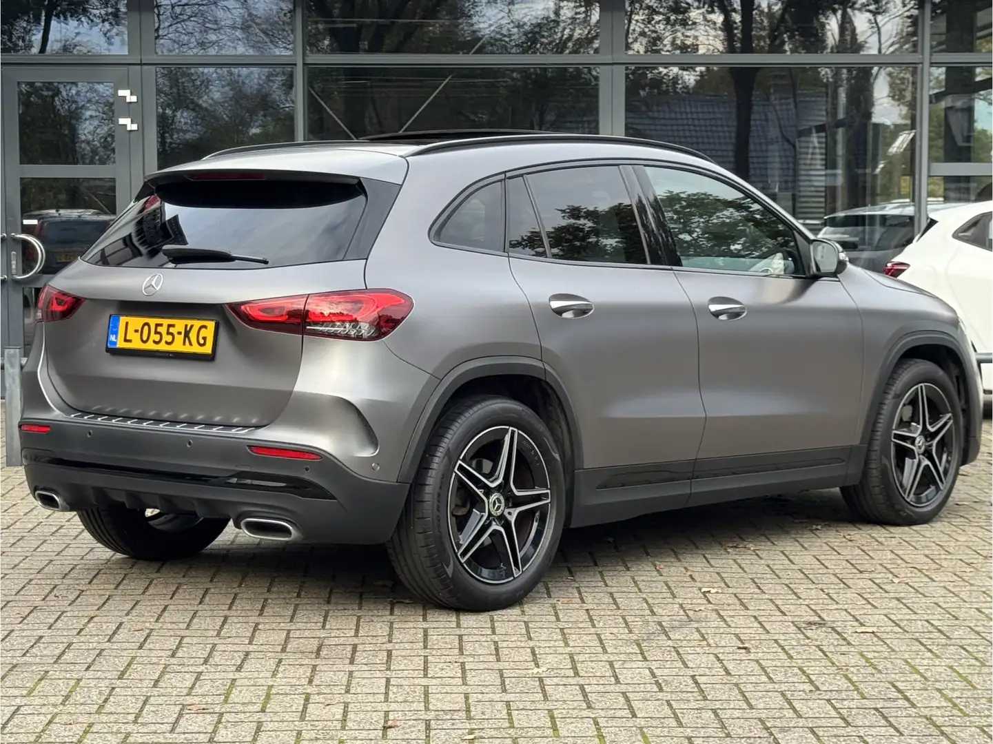 Mercedes-Benz GLA 180 Business Solution AMG Panoramadak/LED/Keyless/Wide Grijs - 2