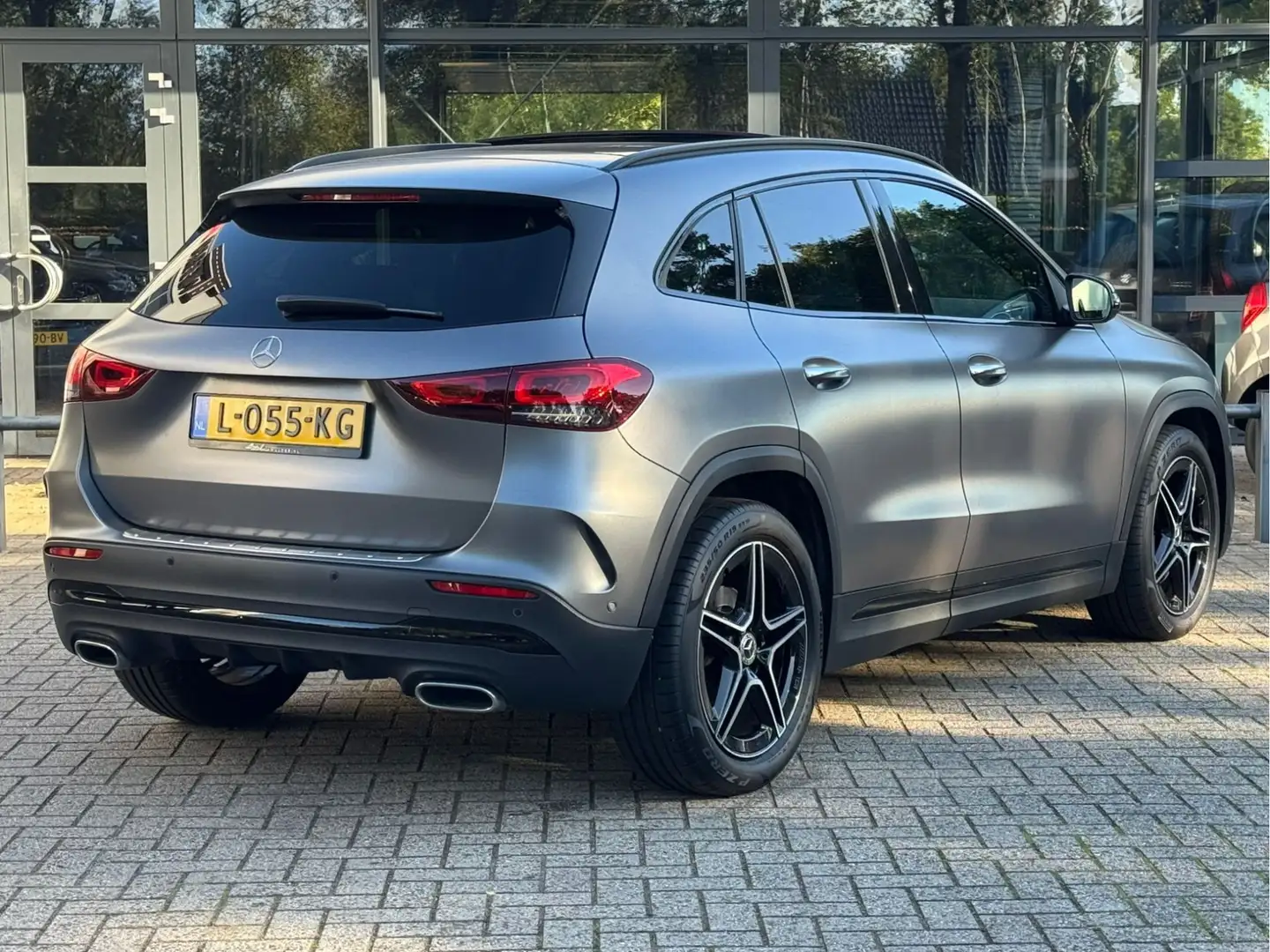 Mercedes-Benz GLA 180 Business Solution AMG Panoramadak/LED/Keyless/Wide Grijs - 2