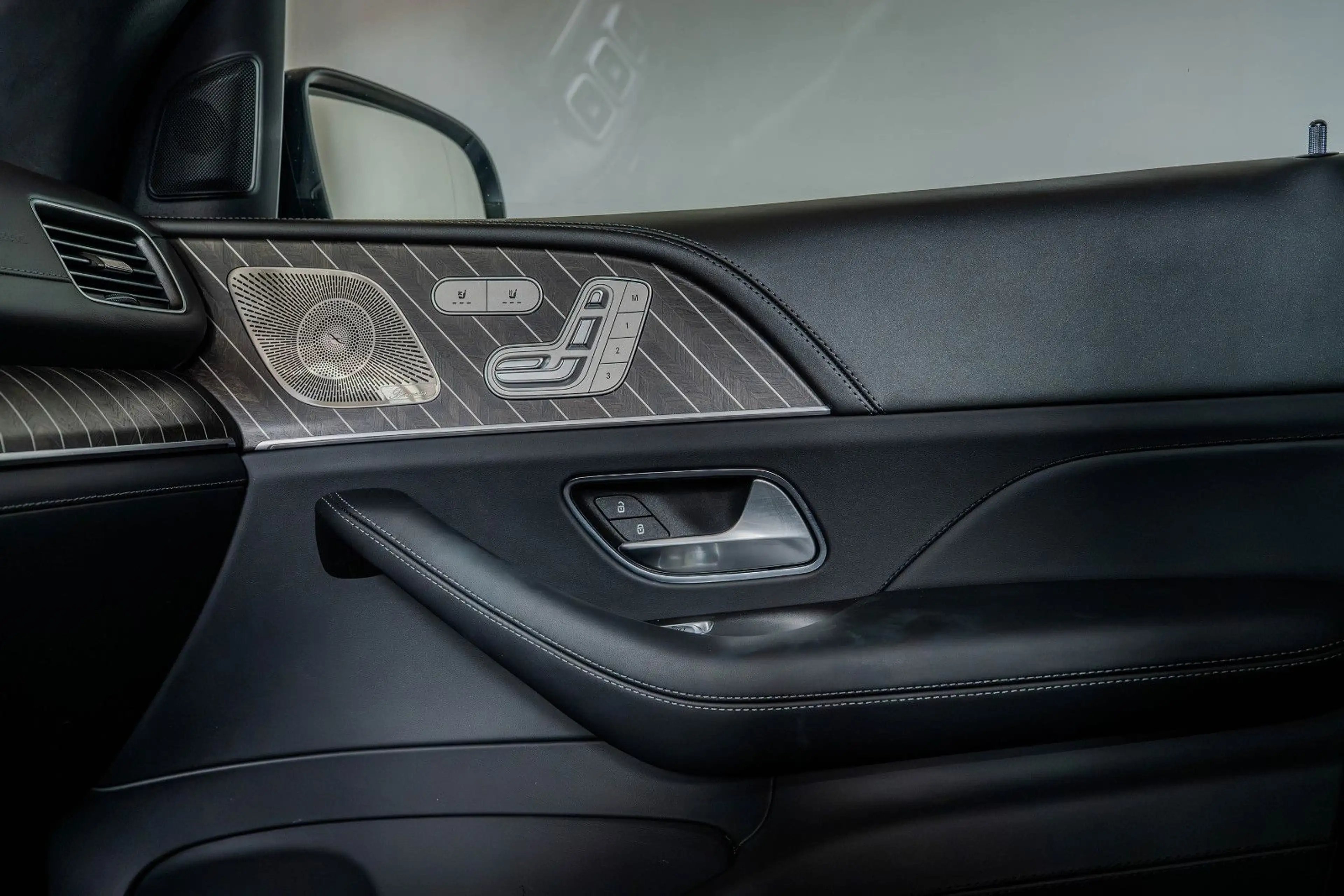 Mercedes-Benz GLS 600 Maybach NIGHT SERIES — photo 39