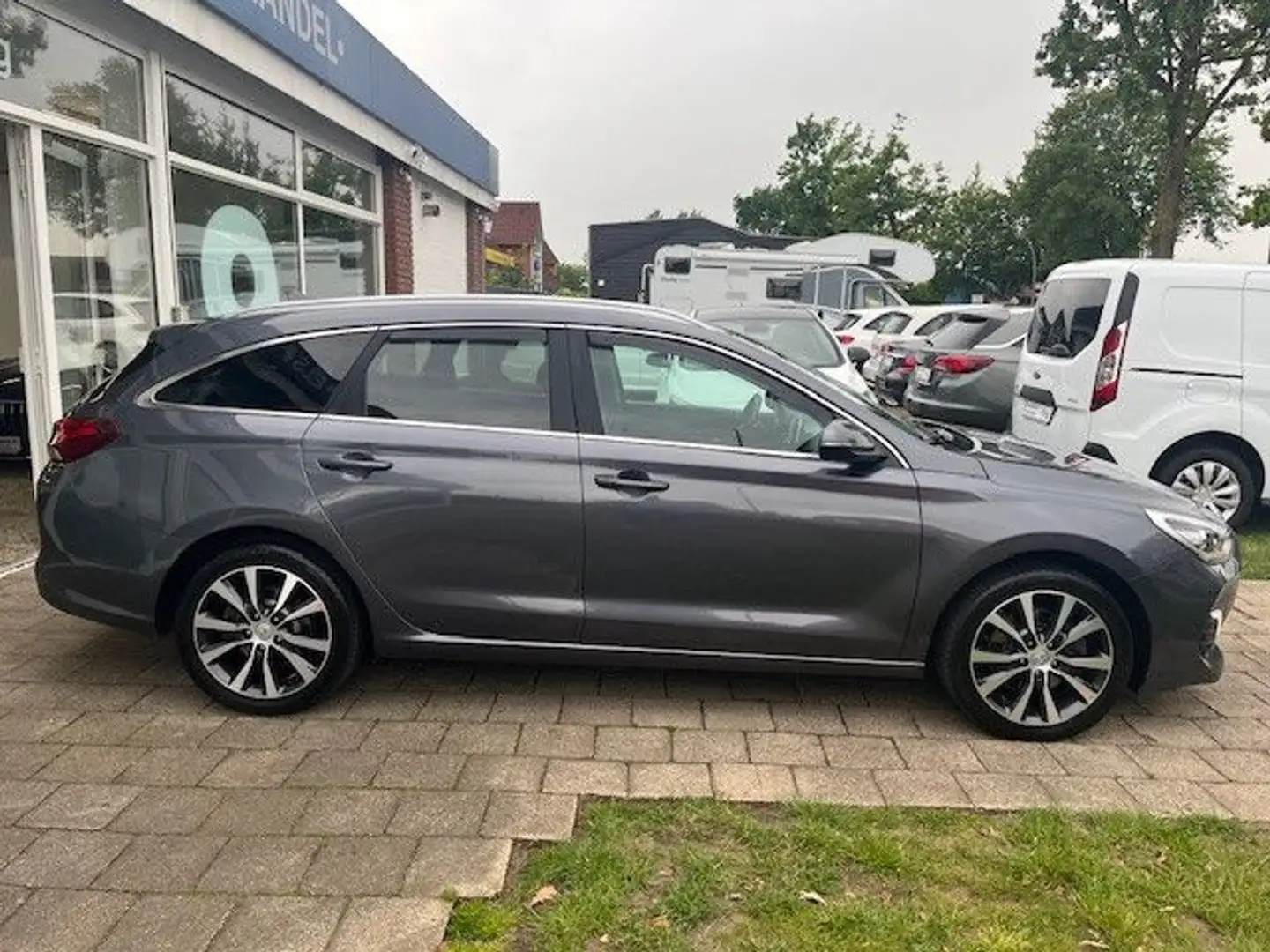 Hyundai i30 cw Premium AUT T-LEDER NAVI LED KAM SHZ TEMP Grau - 2