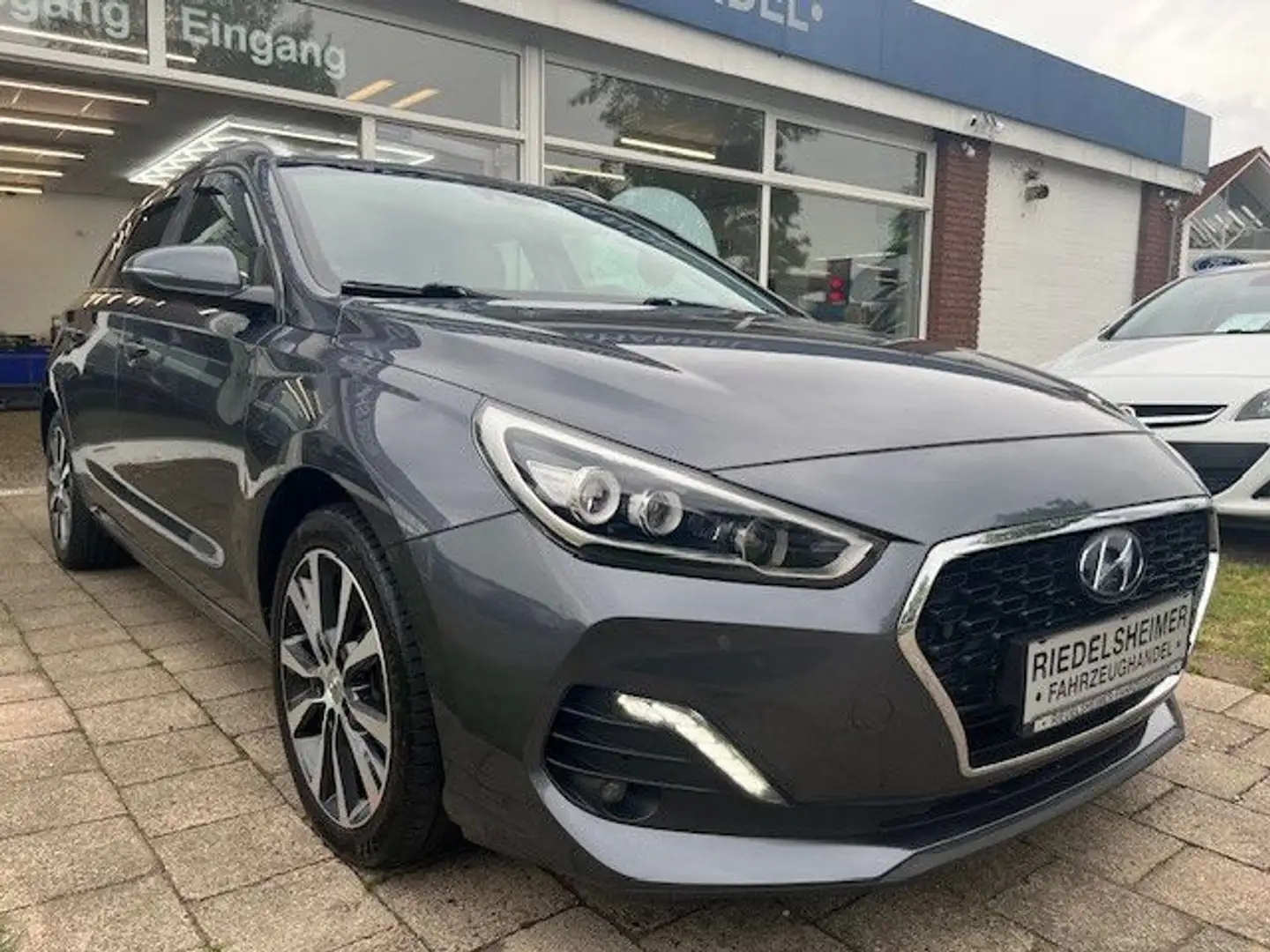 Hyundai i30 cw Premium AUT T-LEDER NAVI LED KAM SHZ TEMP Grau - 1