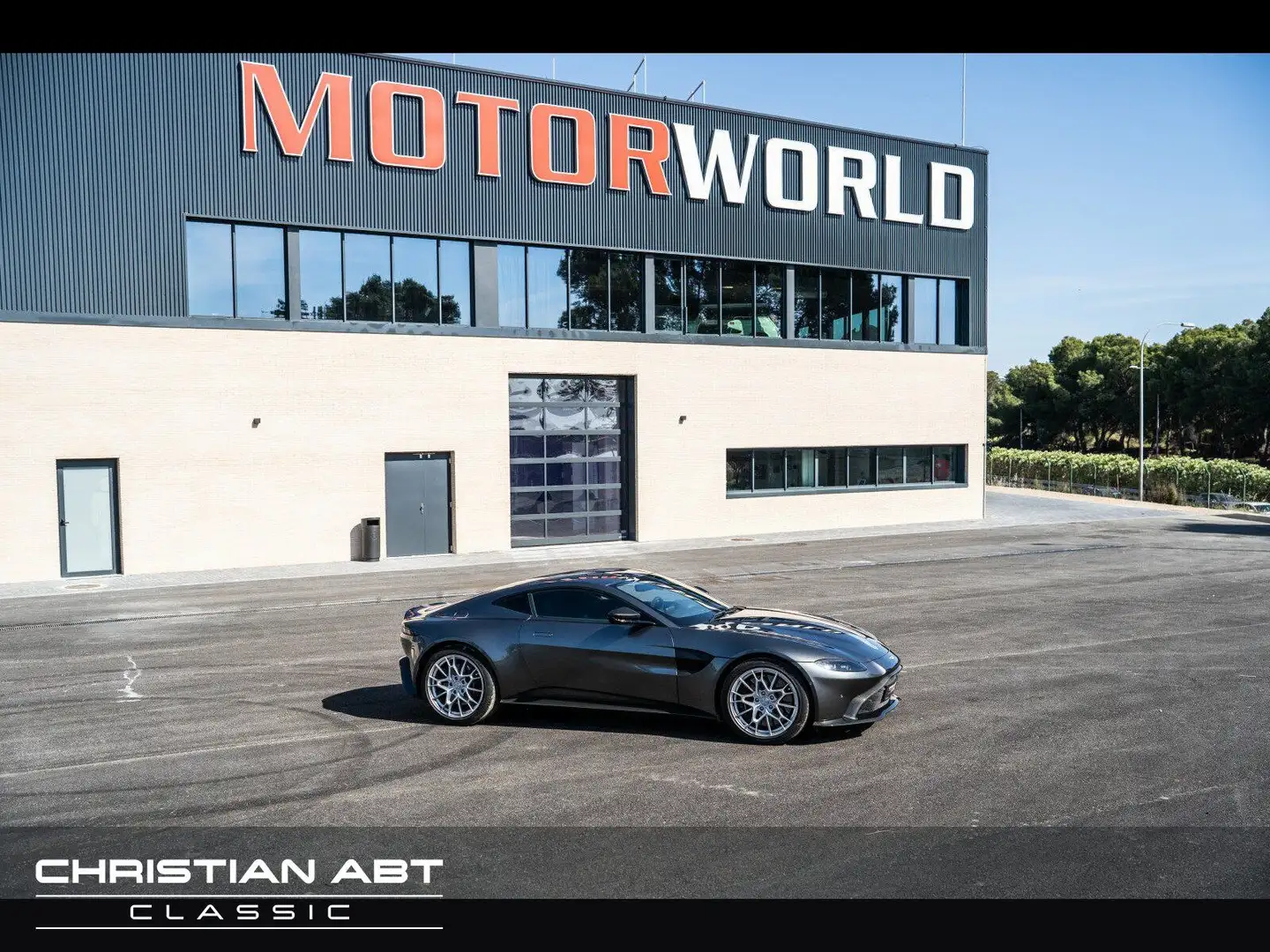 Aston Martin V8 1 of 200 Grau - 2