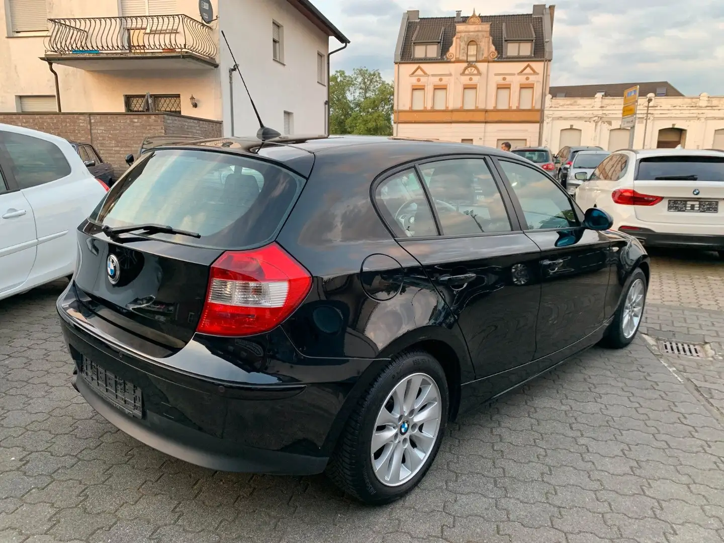 BMW 118 d 2.0d Advantage Paket Schwarz - 1