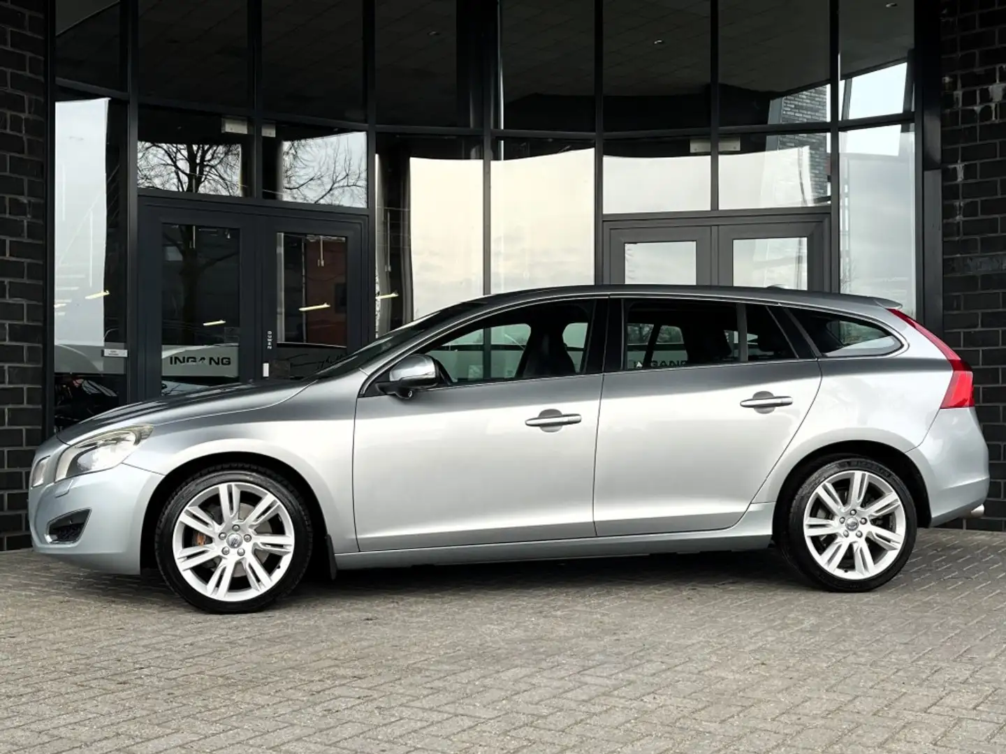 Volvo V60 2.0 T5 SUMMUM AUT. - LEDER - NAVI - ORG. NL. Grau - 2