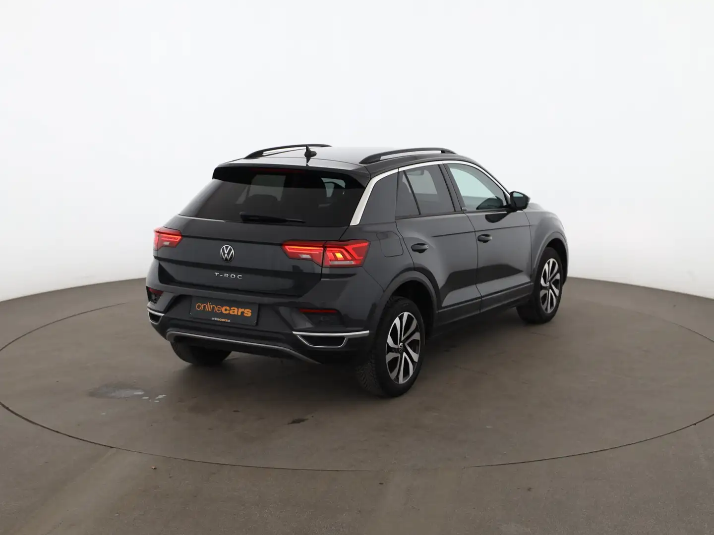 Volkswagen T-Roc 1.5 TSI Active Aut RADAR R-CAM ASSIST TEMP Grau - 2
