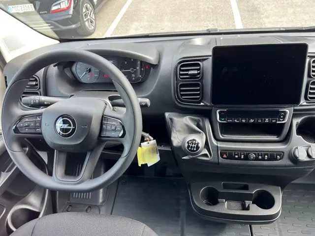 Opel Movano view 9