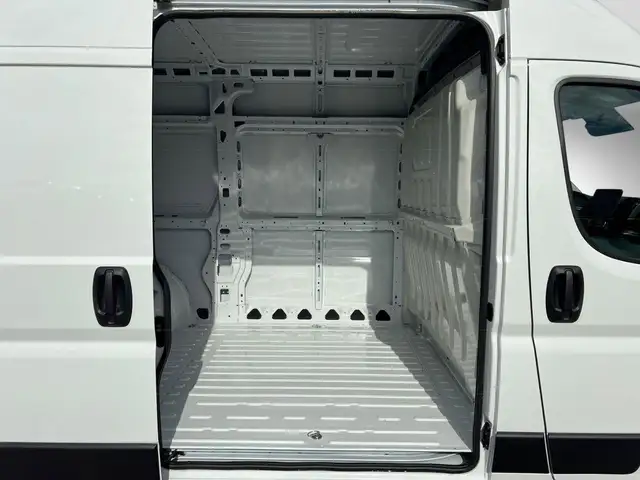 Opel Movano view 7