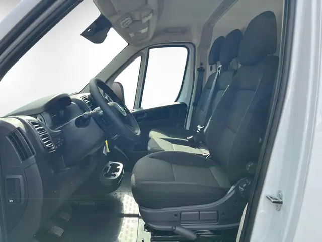 Opel Movano view 6