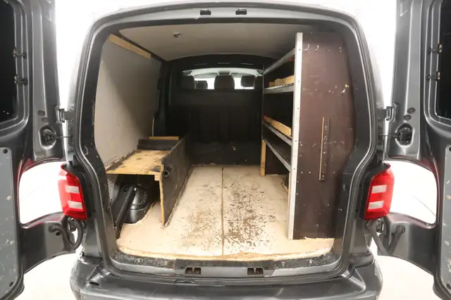 Volkswagen Transporter view 4