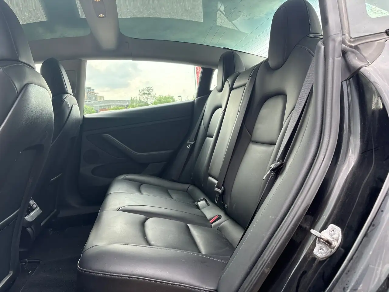Tesla Model 3 снимка Tesla Model 3