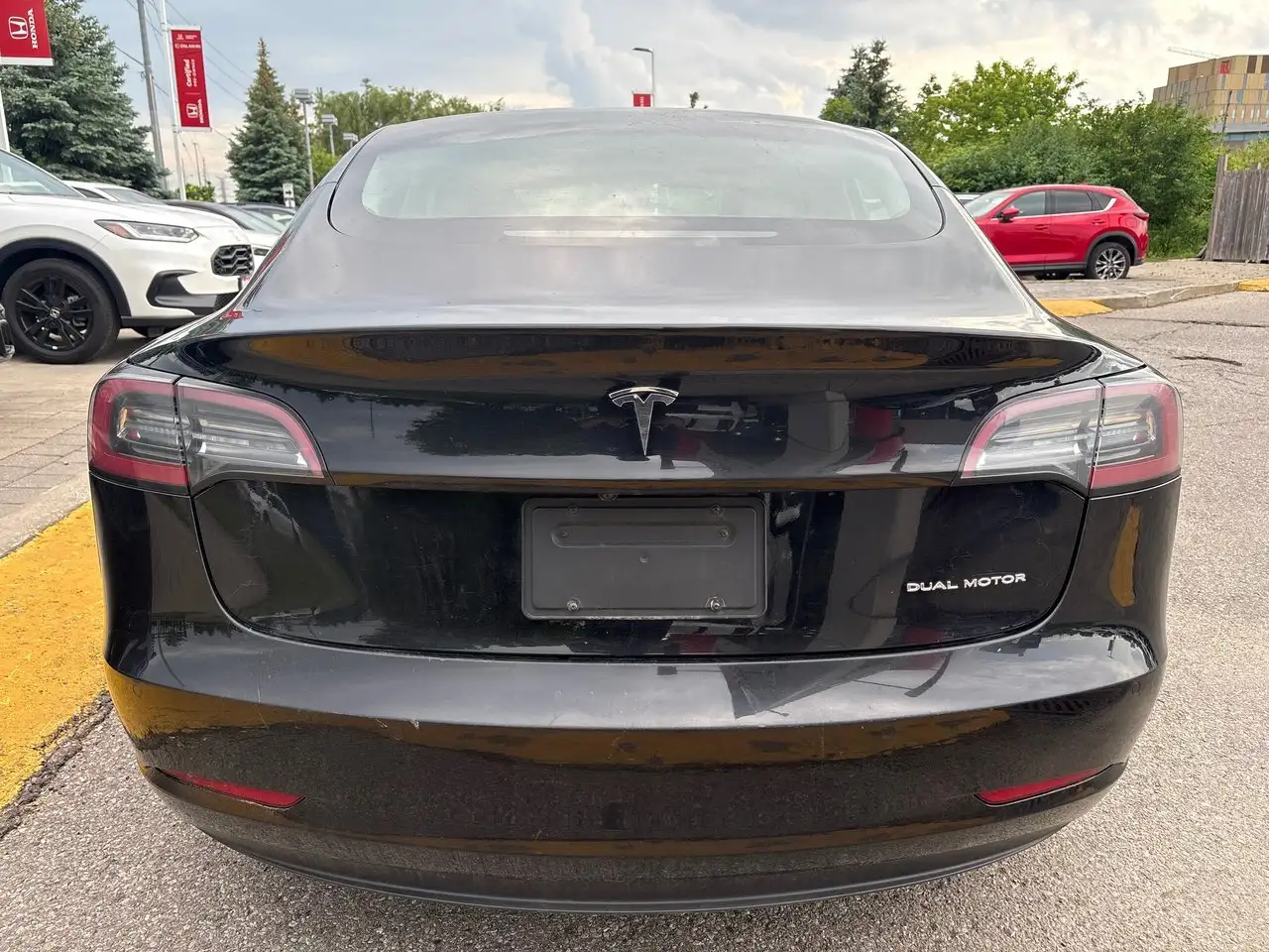 Tesla Model 3 снимка Tesla Model 3