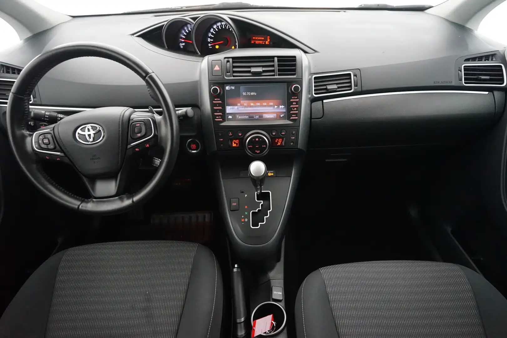 Toyota Verso 1.8 VVT-i Dynamic | Trekhaak Gris - 2