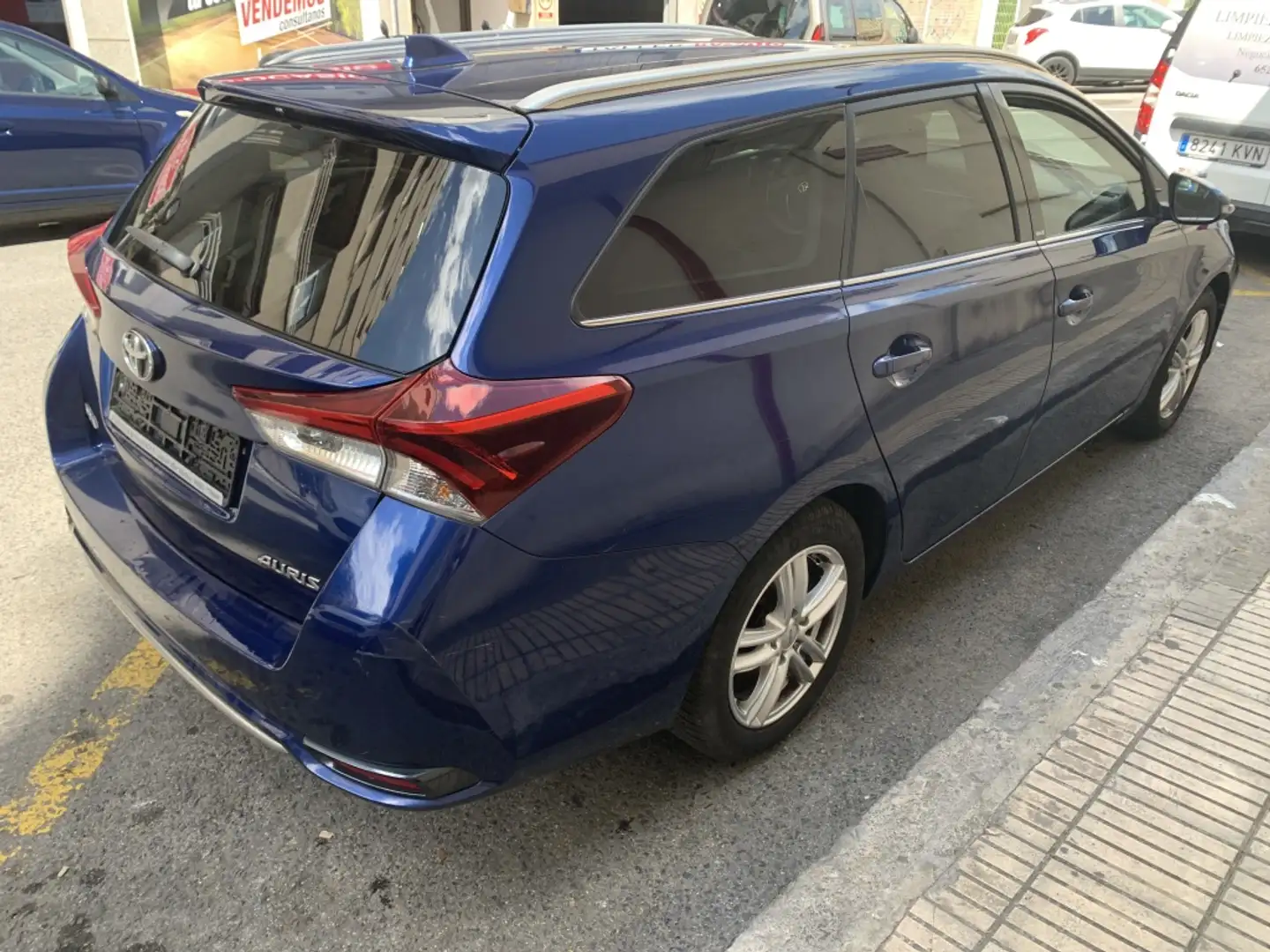 Toyota Auris Touring Sports 120D Active Azul - 1