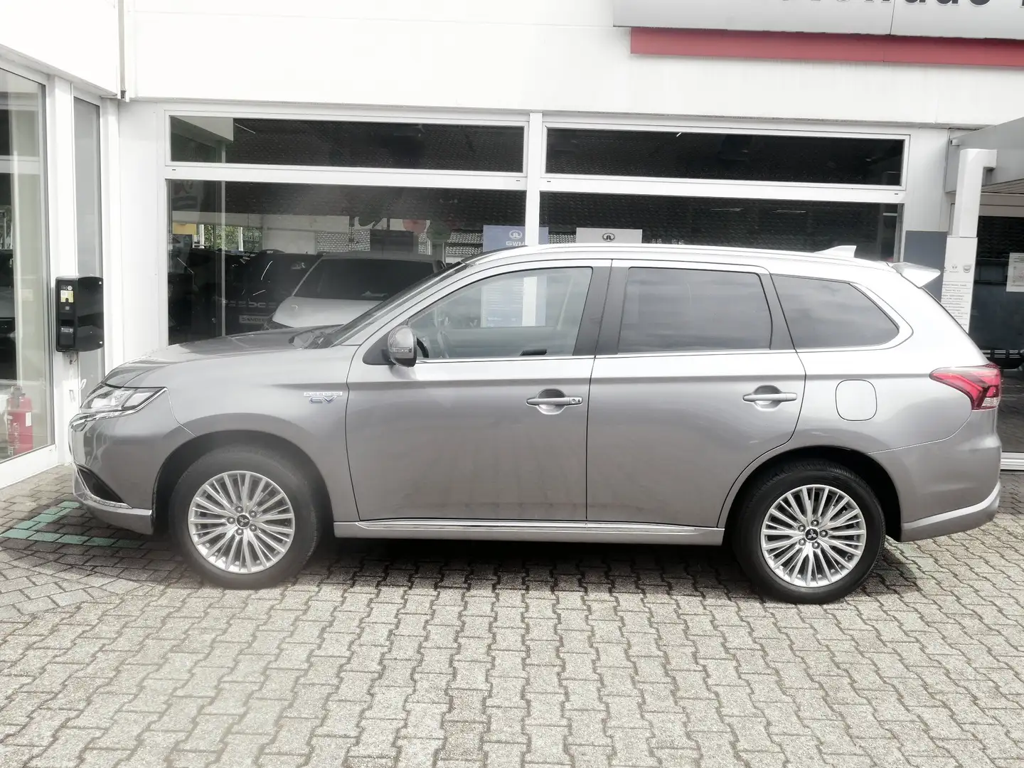 Mitsubishi Outlander PHEV Basis Spirit 4WD Grijs - 2