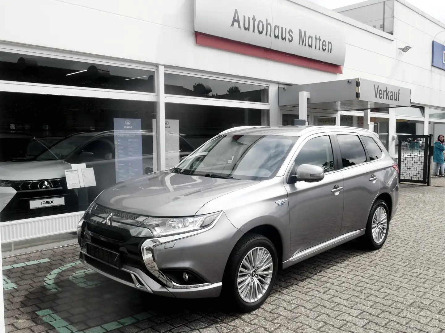Mitsubishi Outlander PHEV Basis Spirit 4WD Grijs - 1