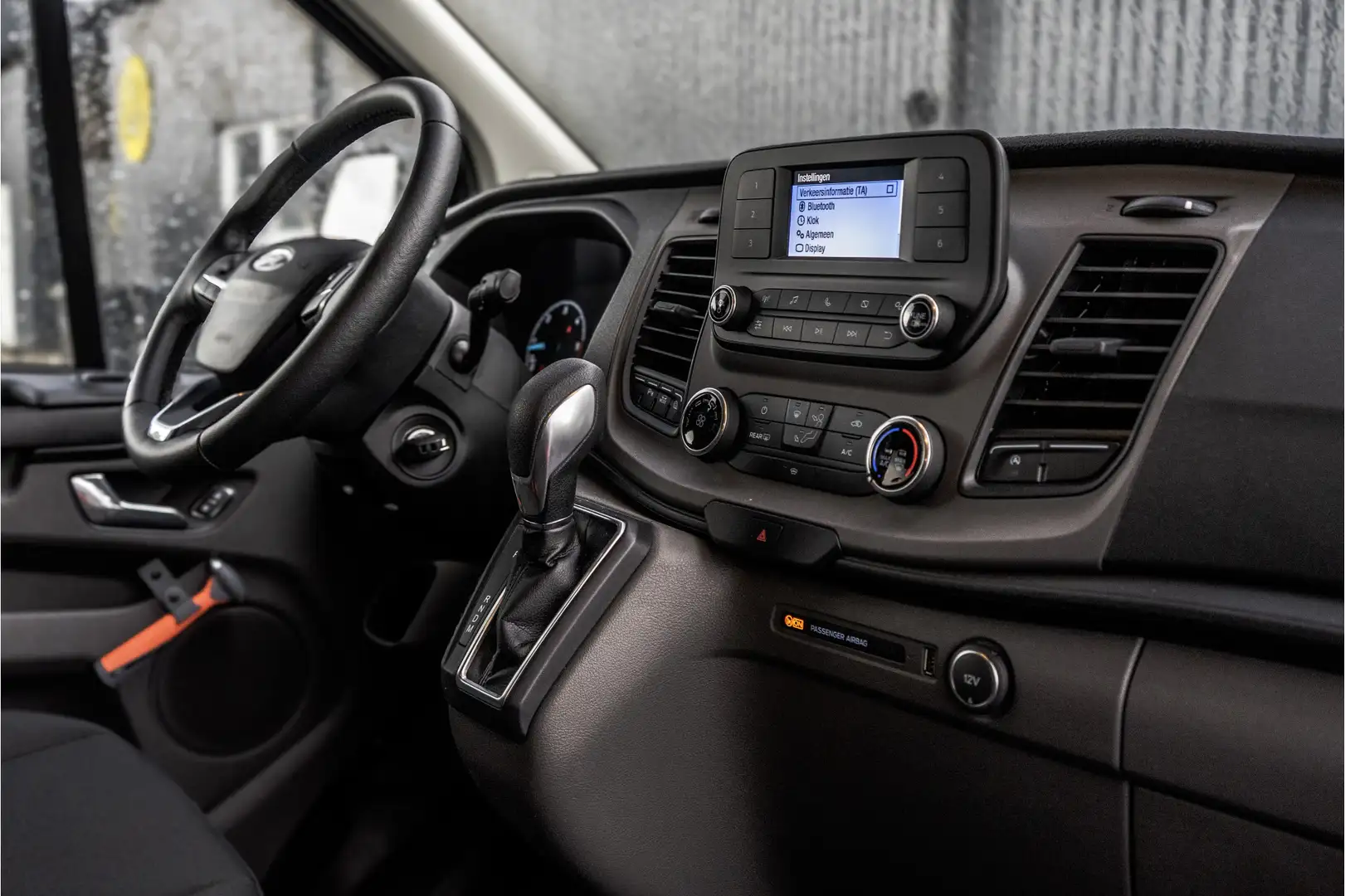 Ford Transit Custom 2.0TDCI 130PK | ZGN. | Automaat | 9-Zits | LED | C Grijs - 2
