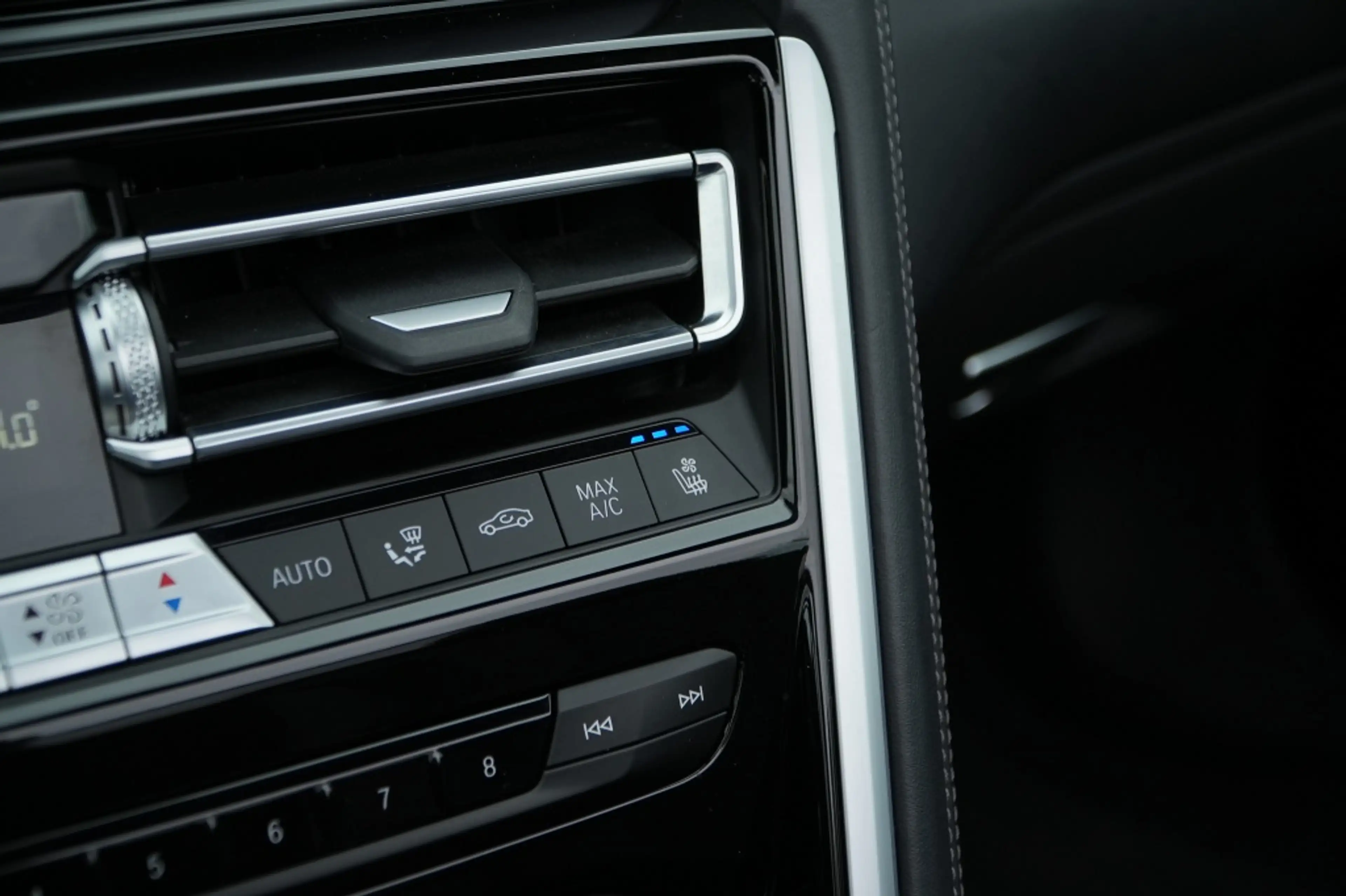 BMW 840 8-serie 840i xDrive M-Sport — photo 33