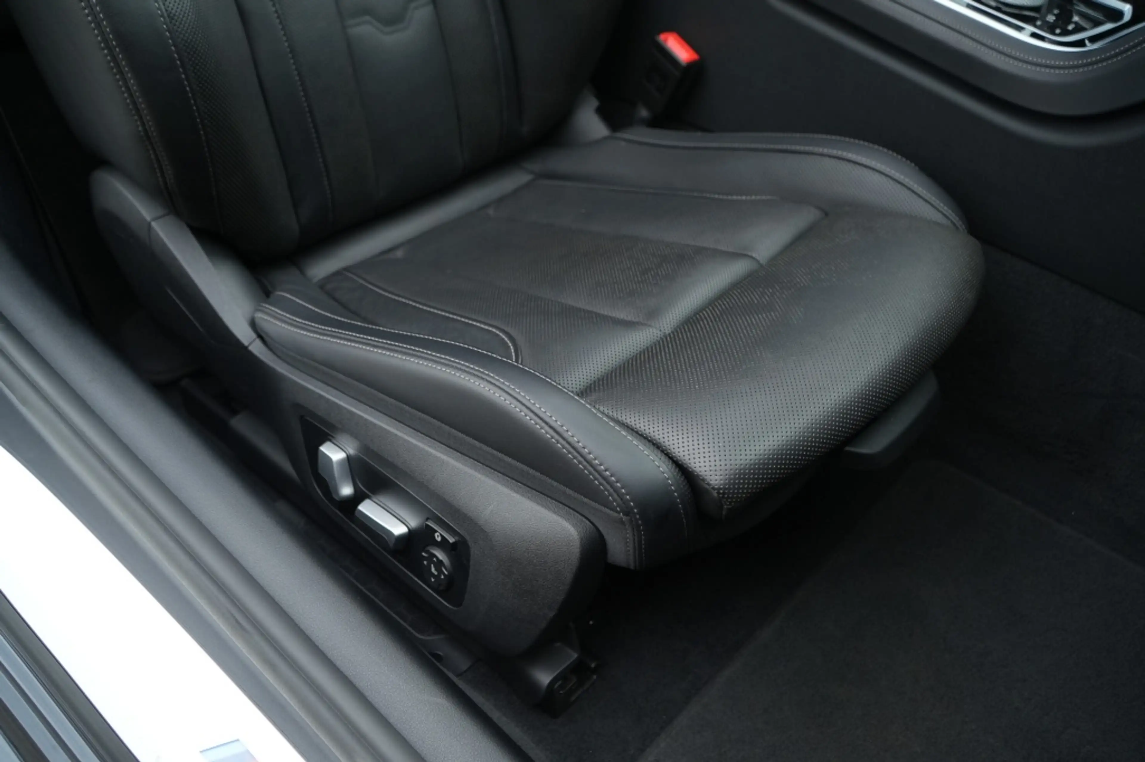 BMW 840 8-serie 840i xDrive M-Sport — photo 20