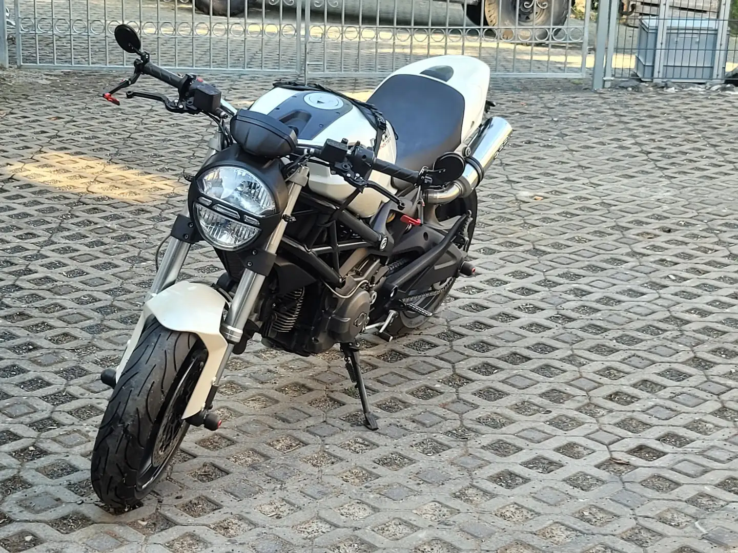Ducati Monster 696 Weiß - 2