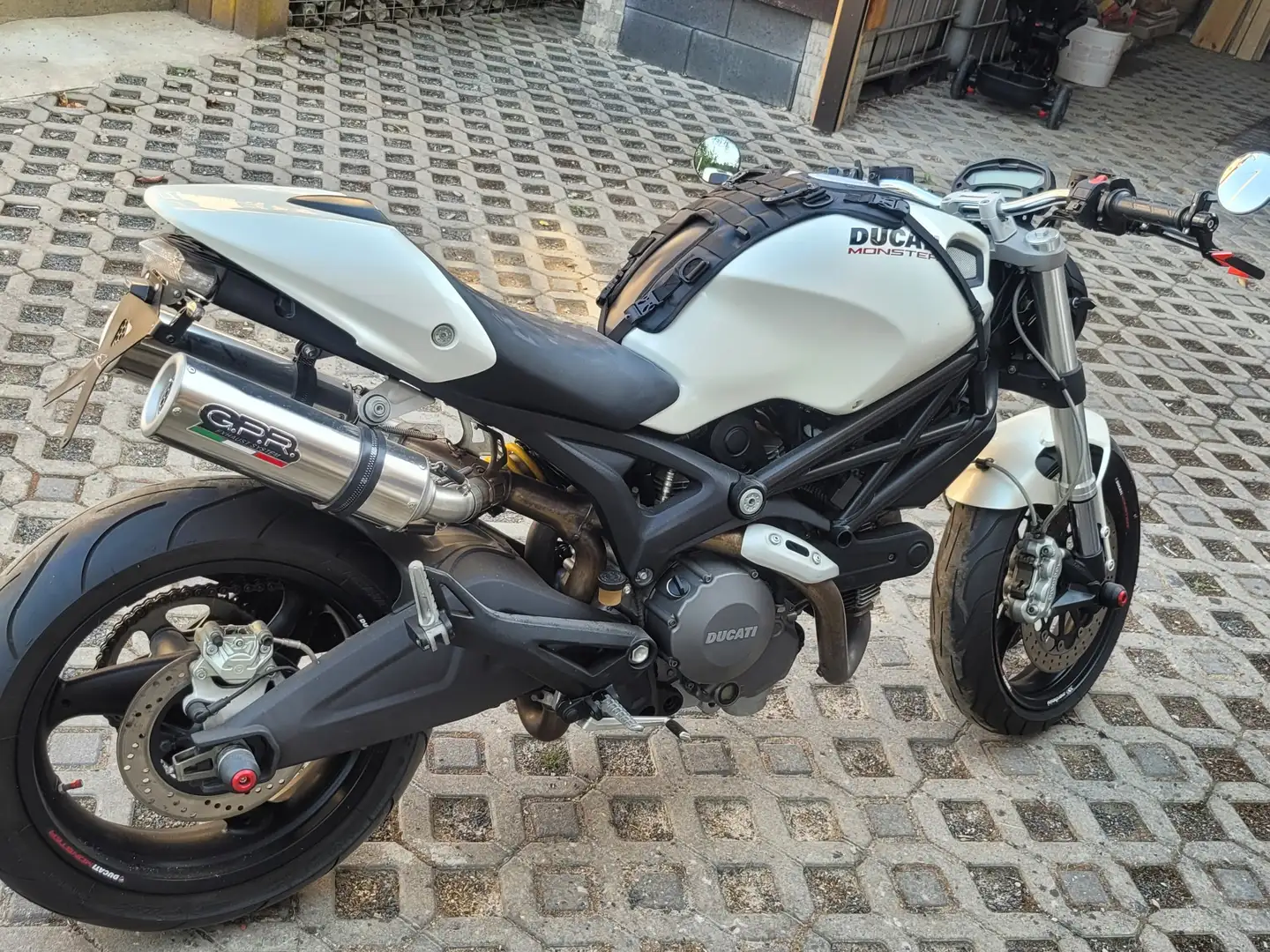 Ducati Monster 696 Weiß - 1