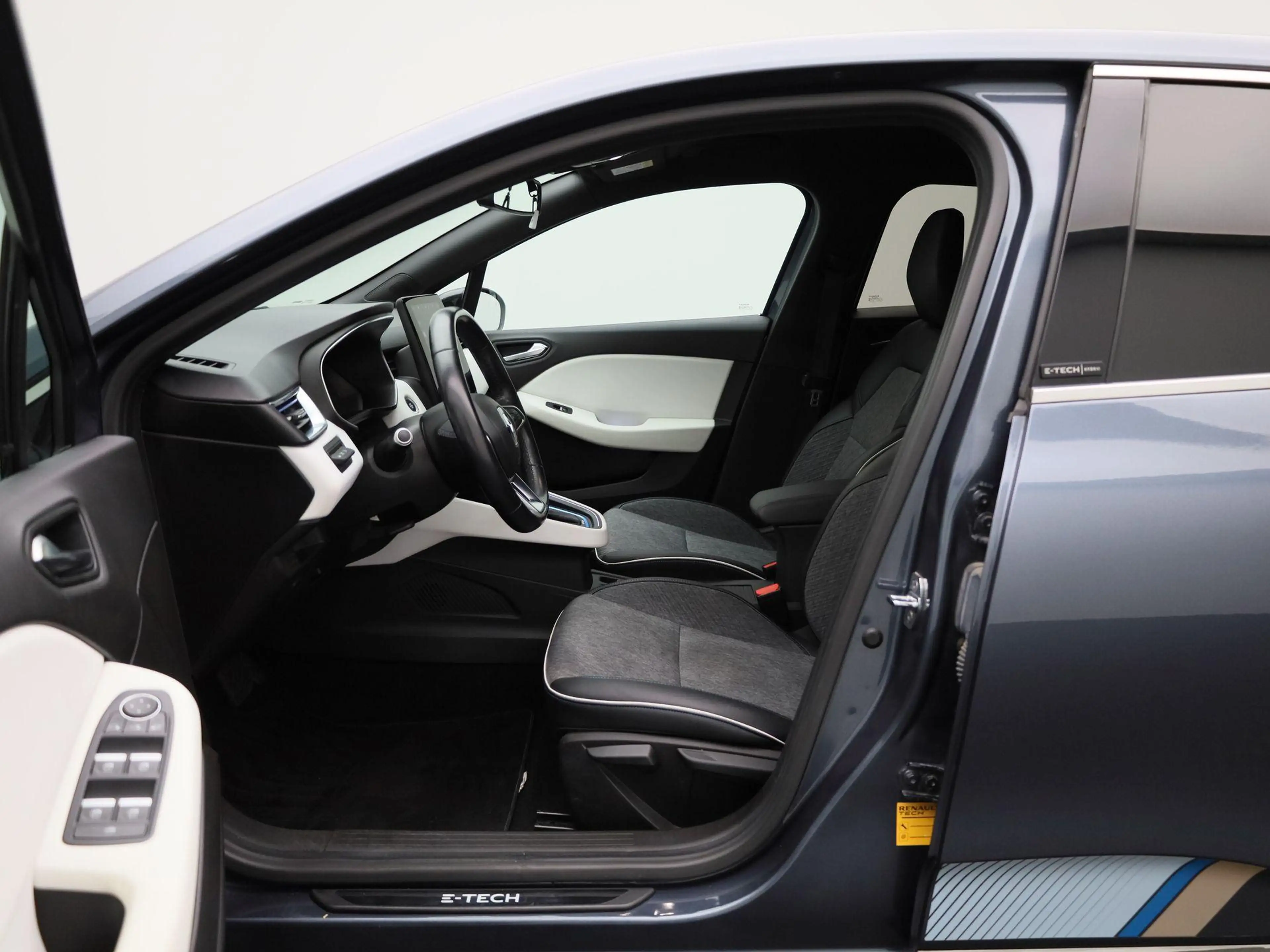 Renault Clio 1.6 E-Tech Hybrid 140 Serie Limitee E-TECH Navigat — photo 9