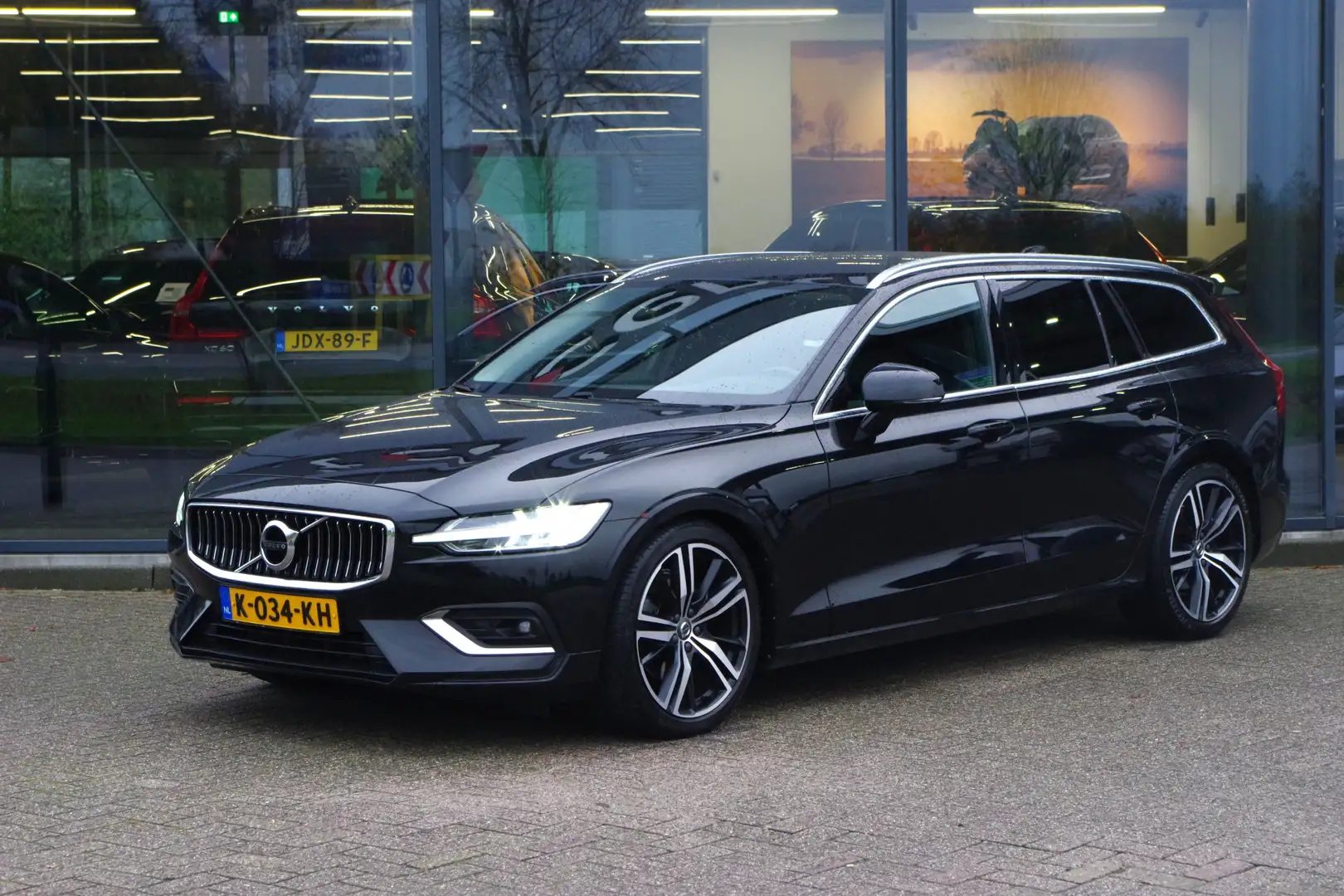 Volvo V60 2.0 B3 163 PK Automaat Inscription, *Eerste-Eigena Noir - 1
