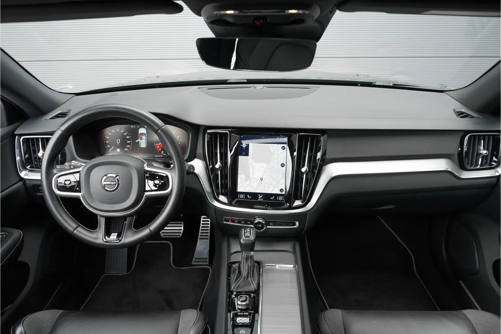 Volvo V60 2.0 T4 R-Design Pano Leder Camera 19" Stuurwielver siva - 2