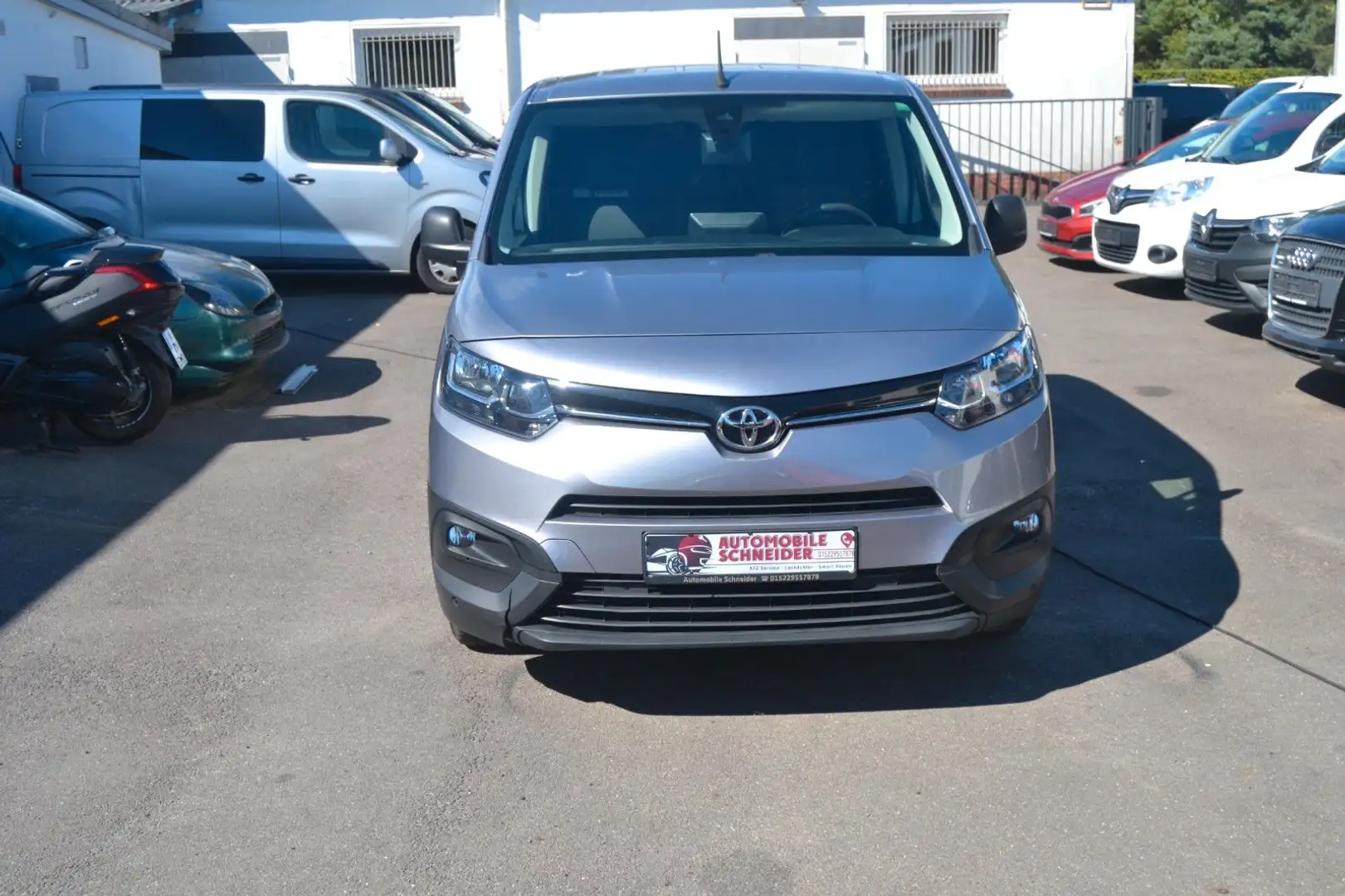 Toyota Proace 1,2-l-Turbo 96kW L1 Executive Auto Grau - 1