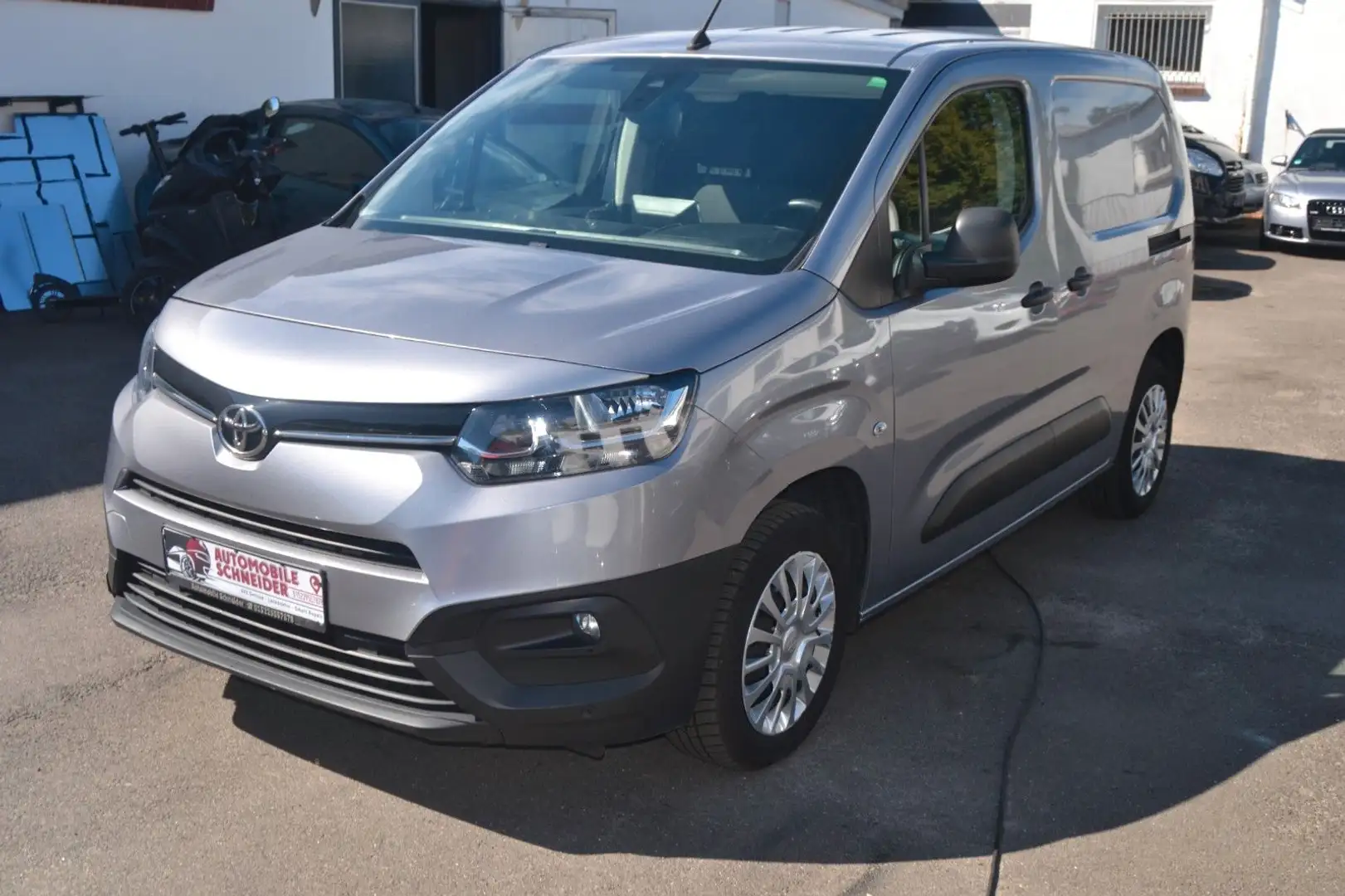 Toyota Proace 1,2-l-Turbo 96kW L1 Executive Auto Grau - 2