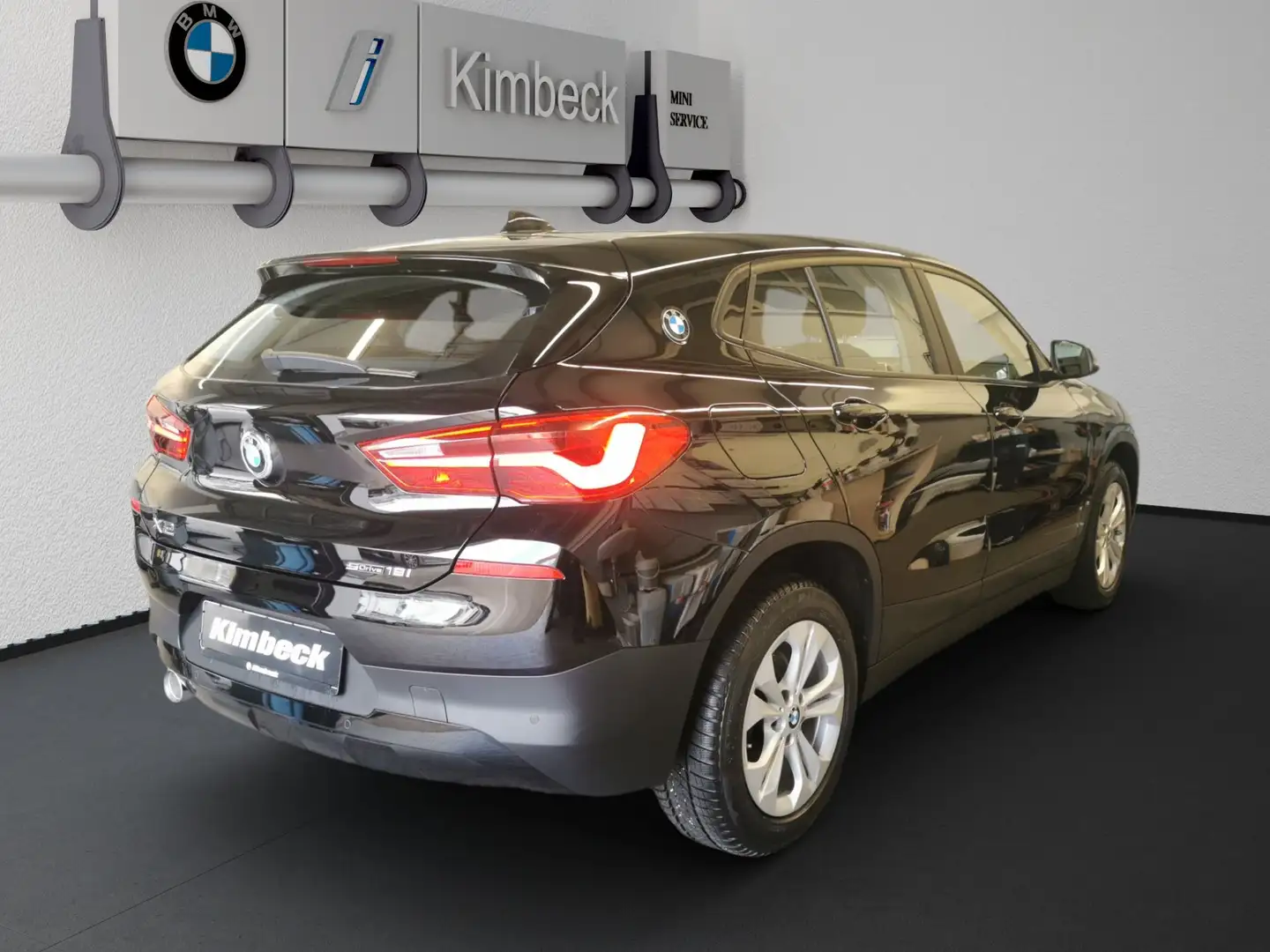BMW X2 sDrive18i Advantage LED ActiveGuard ParkAss Zwart - 2