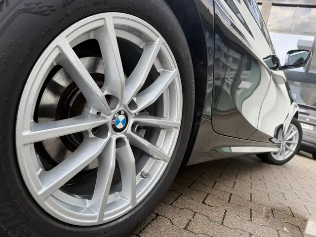 BMW 3 Series view 4