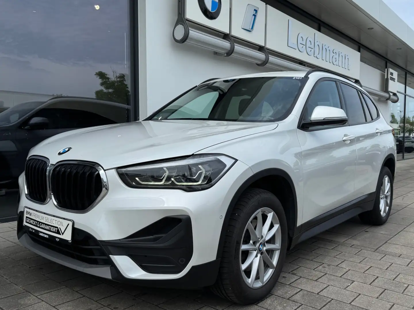BMW X1 sDrive18d Aut. Adv. AHK/RFK 2 JAHRE GARANTIE Wit - 2