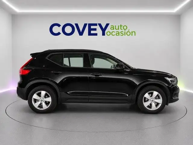 Volvo XC40 view 3