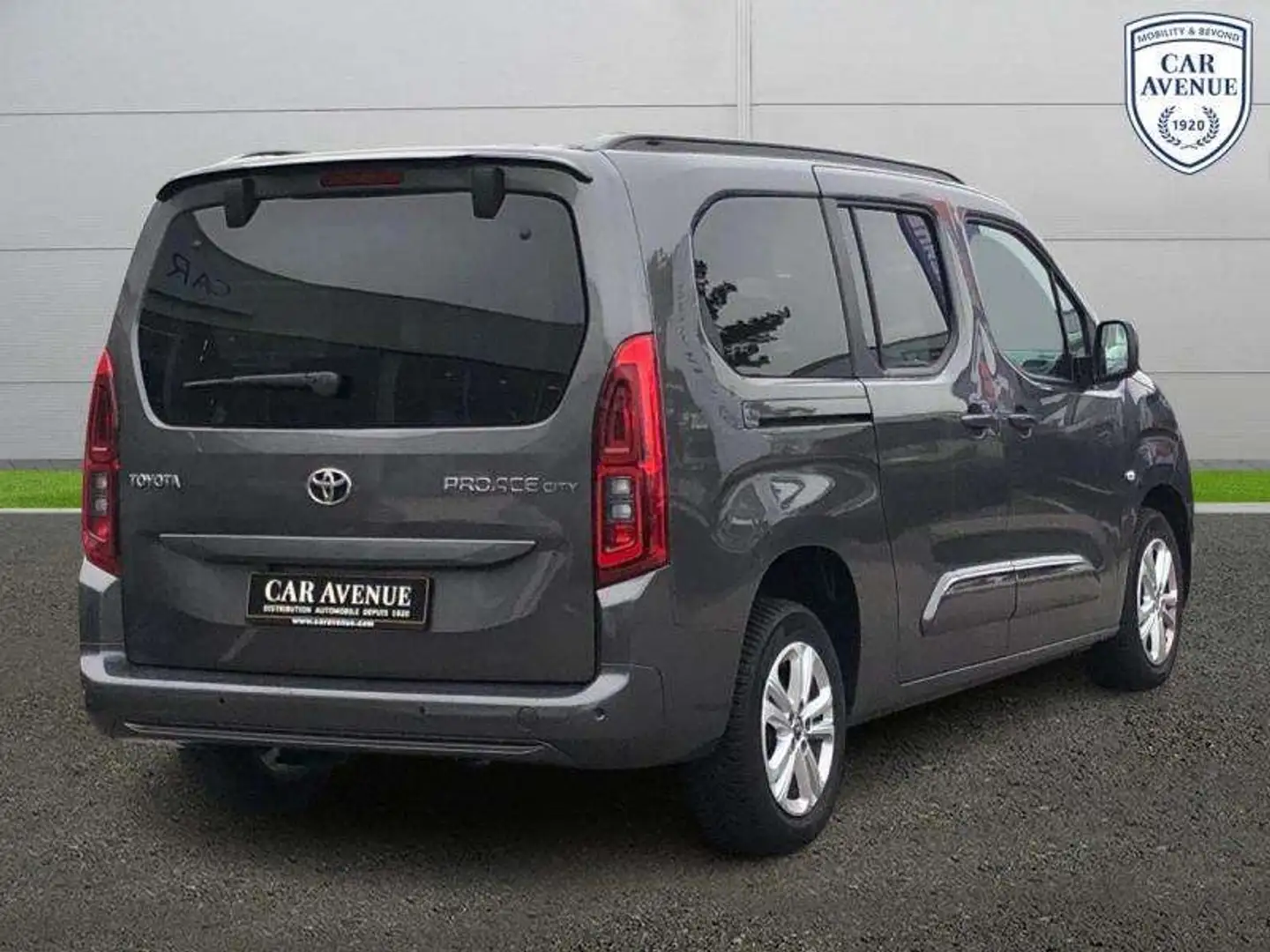 Toyota Verso MPV Gris - 2
