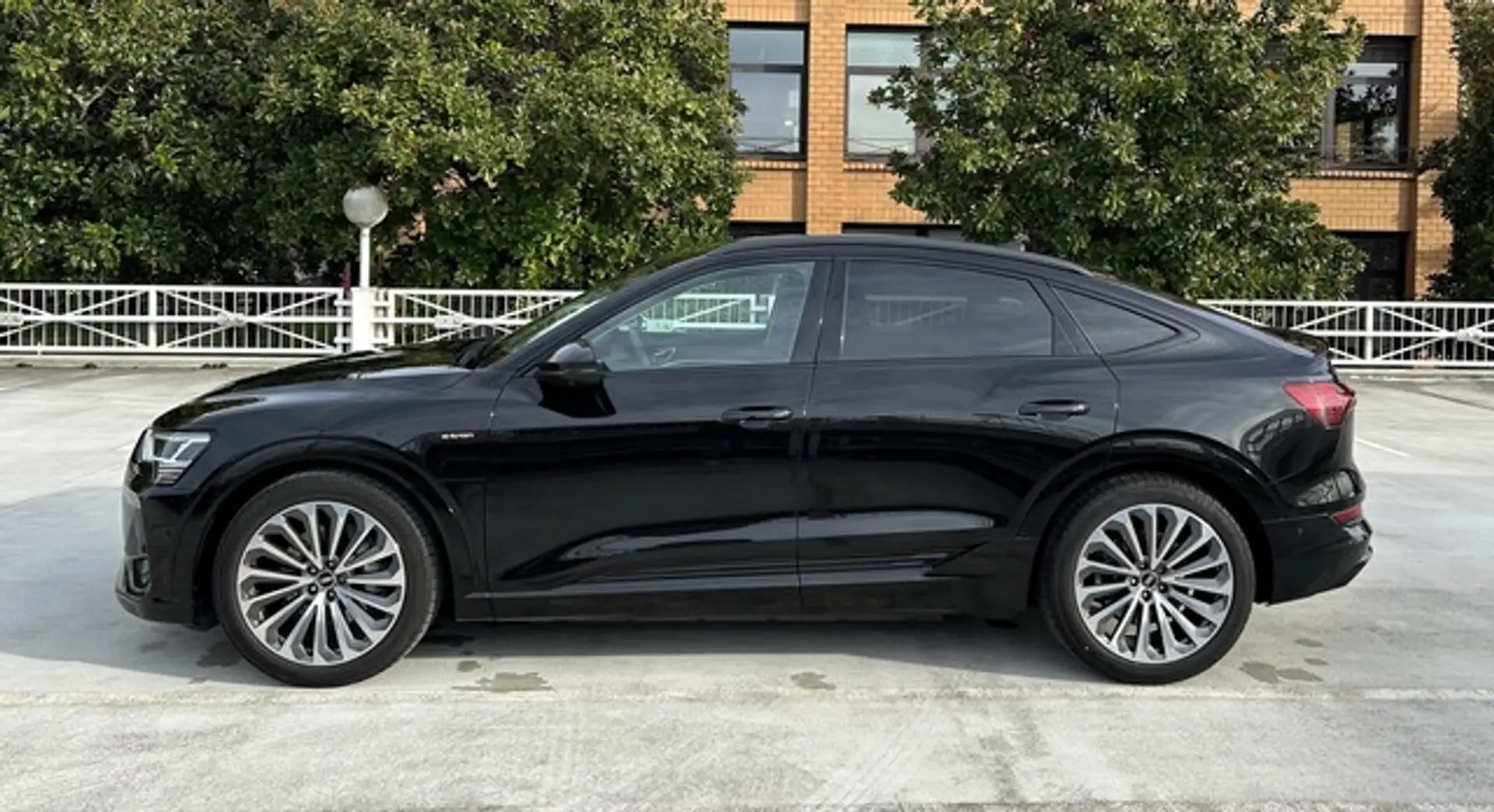 Audi e-tron Sportback 55 quattro S line NP:108T¤ Zwart - 2