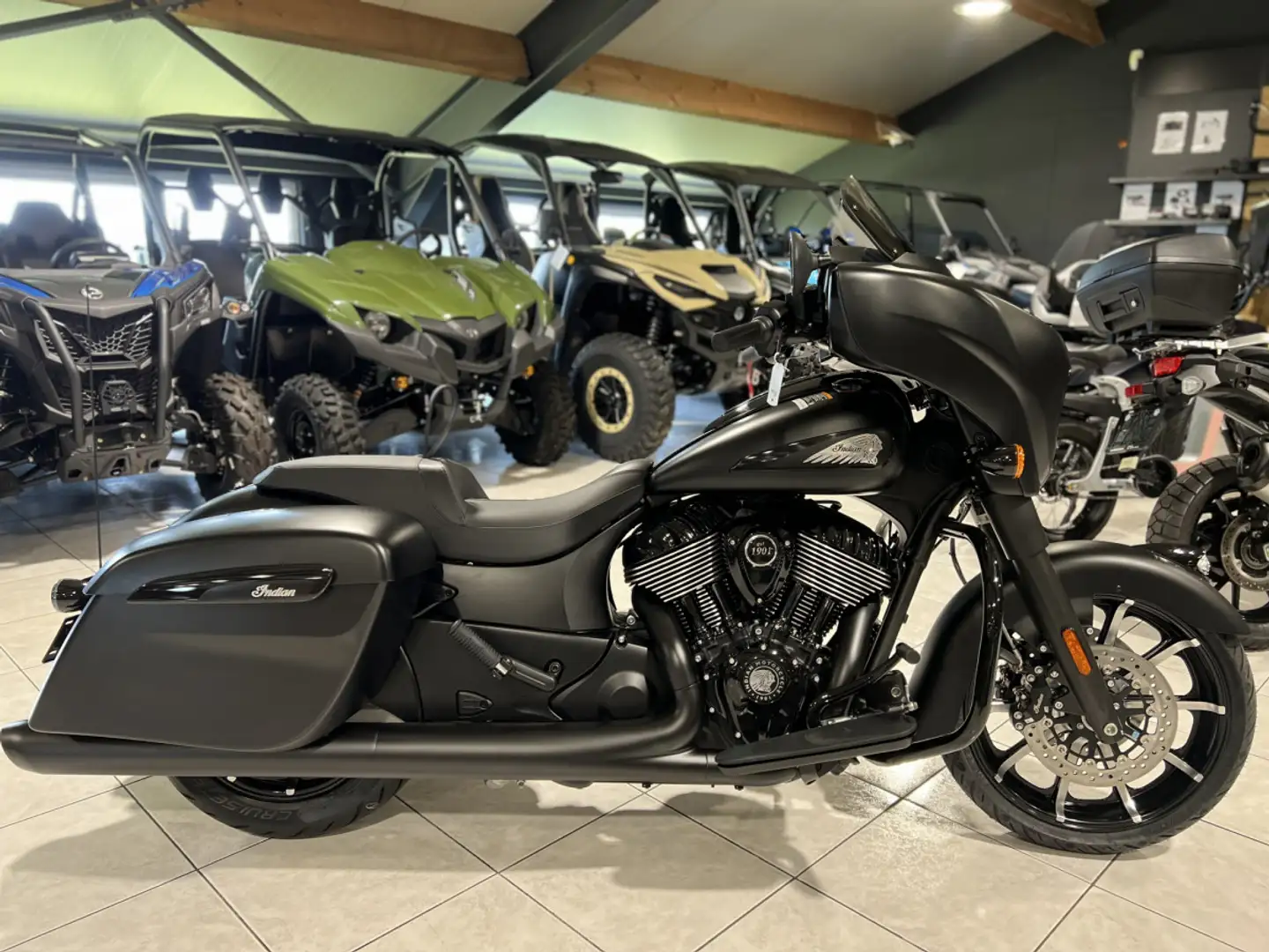 Indian Chieftain Dark Horse Black Smoke Noir - 1