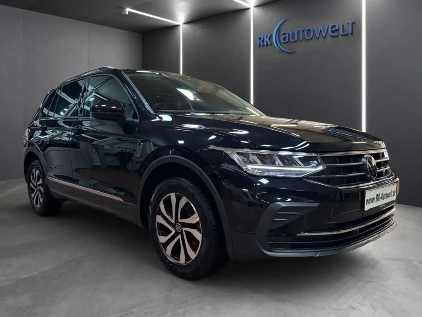 Volkswagen Tiguan Active 1.5 TSI DSG LED Navi Climatronic AHK Schwarz - 2
