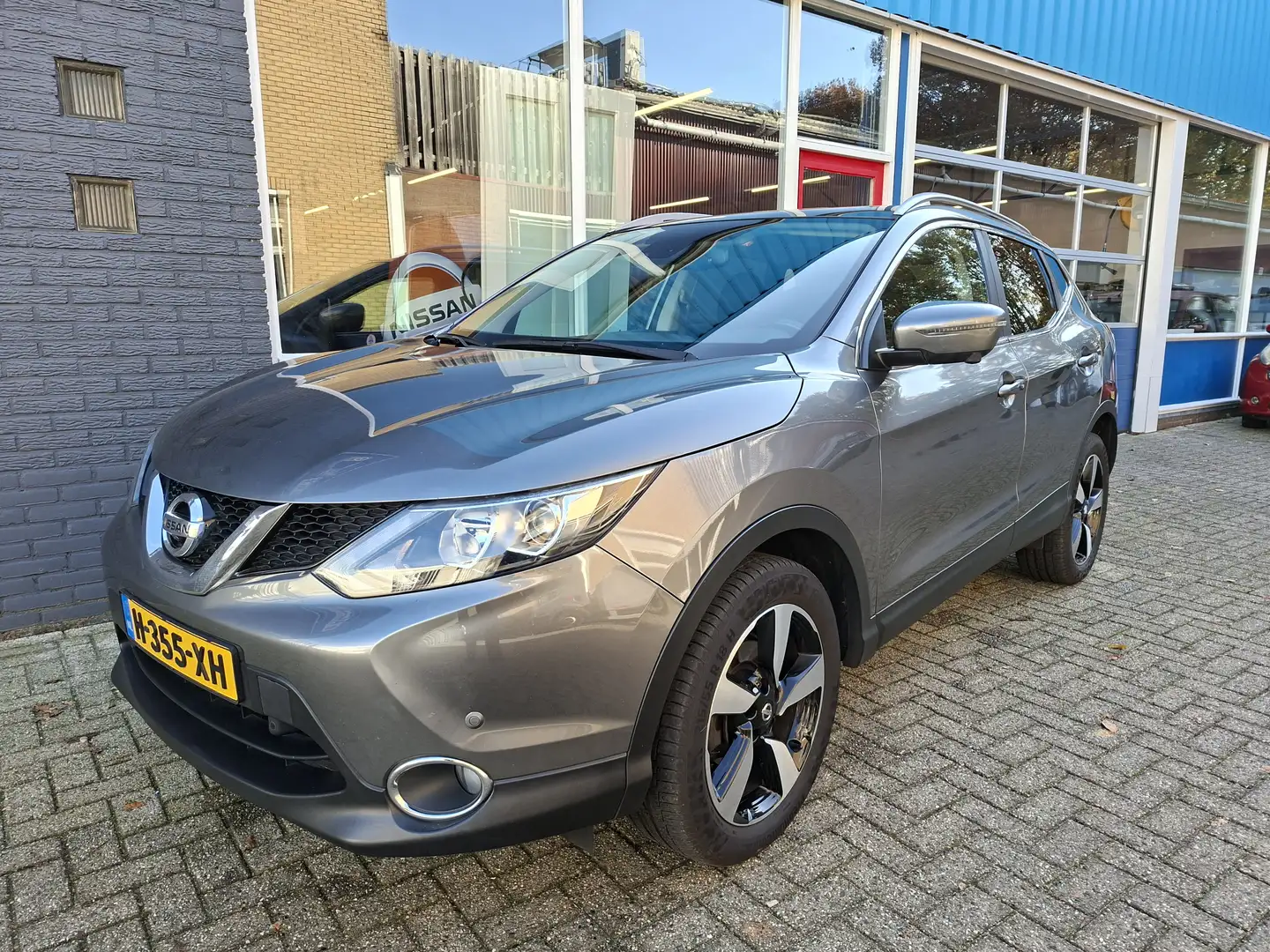 Nissan Qashqai 1.6 N-Connecta Trekhaak Panoramadak RIJKLAAR Grijs - 1