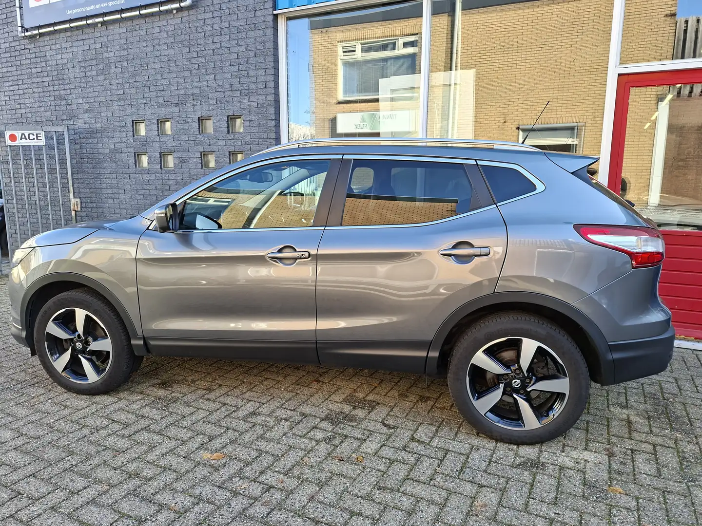 Nissan Qashqai 1.6 N-Connecta Trekhaak Panoramadak RIJKLAAR Grijs - 2