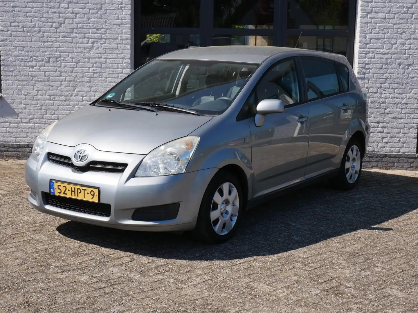 Toyota Verso 1.8 VVT-i Terra 7p. Airco Cruise Trekhaak Gris - 1