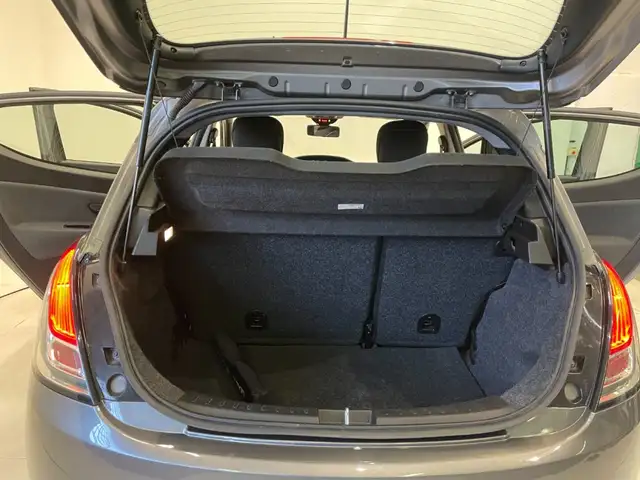 Lancia Ypsilon view 12