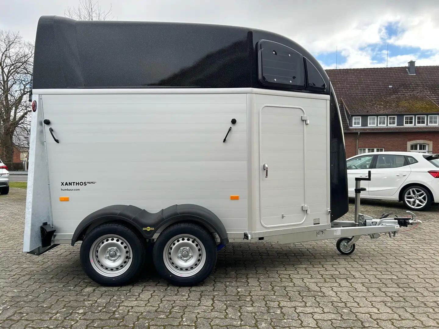 Humbaur Pferdeanhänger Xanthos Aero 2400 2,4t 100km/h H... - 2
